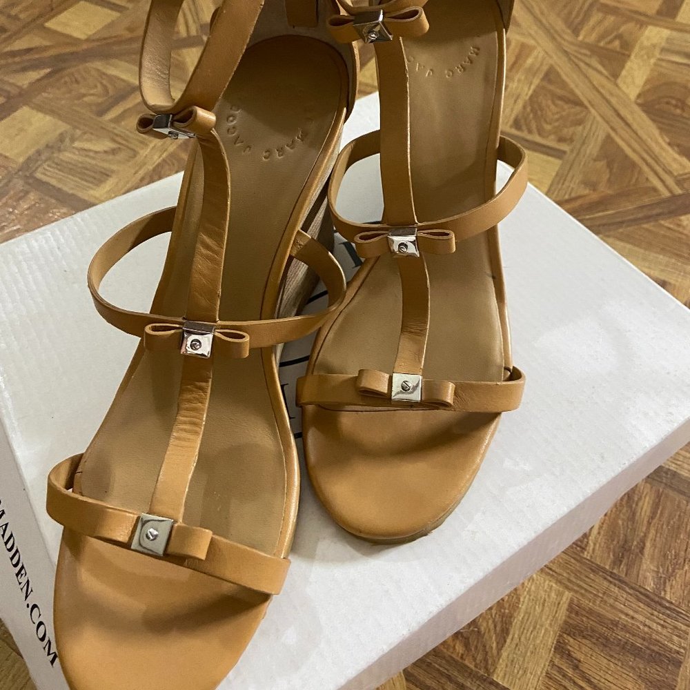 Beautiful MARC JACOBS wedge sandal! Size 9
